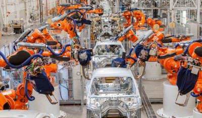 Mercedes отказывается от использования роботов при сборке автомобилей