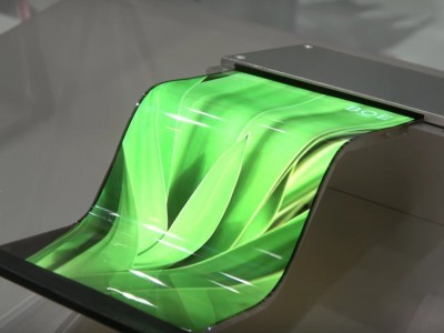 Сгибаемый смартфон с OLED-экраном показали в действии