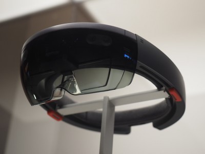 Microsoft HoloLens работает на 32-разрядной версии Windows 10