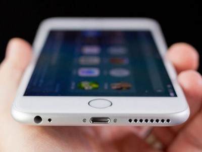 Упаковка Apple iPhone 5SE попала в объектив камеры